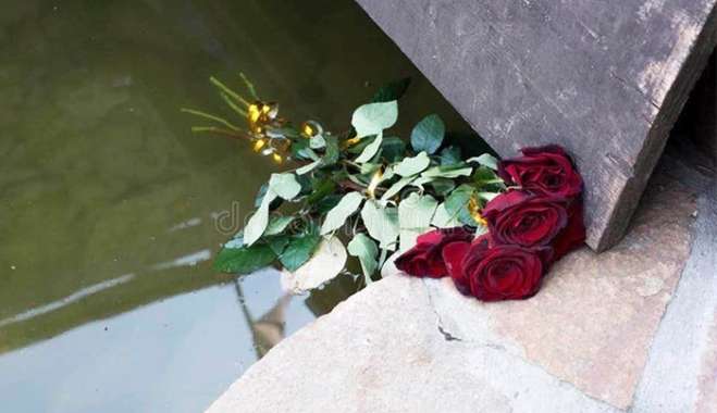 ΕΝΑ ΚΌΚΚΙΝΟ ΤΡΙΑΝΤΆΦΥΛΛΟ ΣΥΝΕΧΙΖΕΙ ΝΑ ΔΙΔΑΣΚΕΙ….!