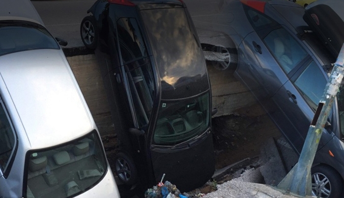 Τι απαντά ο Δήμαρχος Καλλιθέας για το πάρκινγκ που βούλιαξε και "κατάπιε" τρία αυτοκίνητα - ΒΙΝΤΕΟ