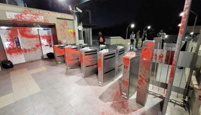 Επίθεση κουκουλοφόρων στον σταθμό ΗΣΑΠ του Θησείου -Έσπασαν ακυρωτικά μηχανήματα, πέταξαν μπογιές [εικόνες]