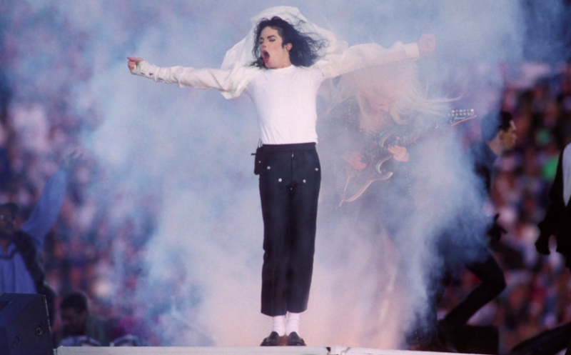 Ο Michael Jackson κερδίζει περισσότερα χρήματα νεκρός παρά ζωντανός