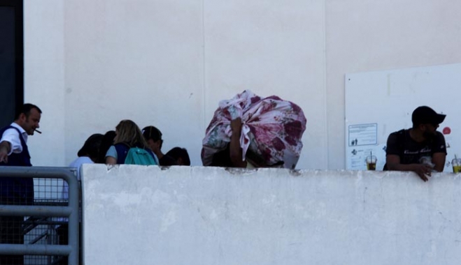 Αστυνομικές δυνάμεις εκκενώνουν το Ελληνικό από τους πρόσφυγες [εικόνες &amp; βίντεο]