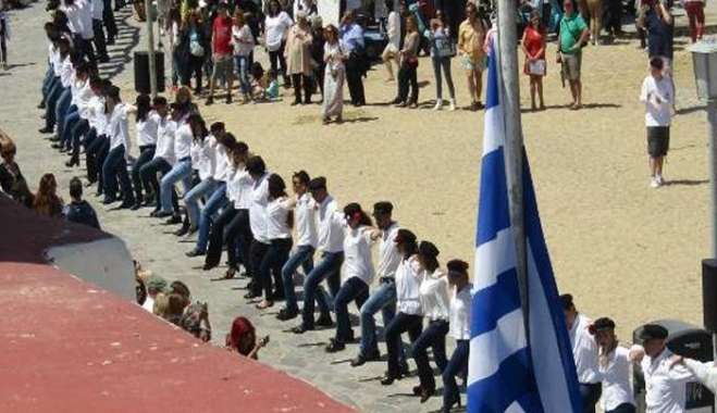 400 χορευτές χόρεψαν χασάπικο στο λιμάνι της Μυκόνου [βίντεο]