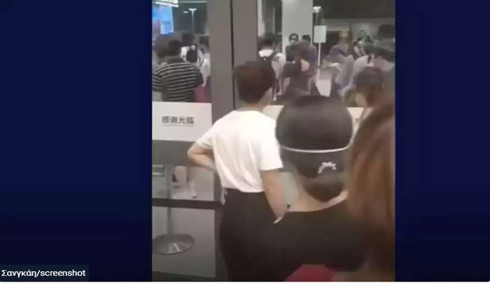 Σανγκάη: Εικόνες χάους σε κατάστημα μετά από ανακοίνωση για πελάτη που είχε επαφή με κρούσμα - Άρχισαν να τρέχουν και να σπρώχνουν