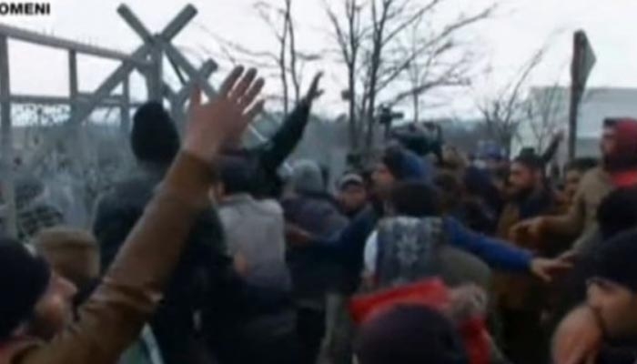ΒΙΝΤΕΟ: Ένταση και πετροπόλεμος στα σύνορα - Συνωστισμός 7.000 προσφύγων μπροστά στον φράχτη των Σκοπίων!