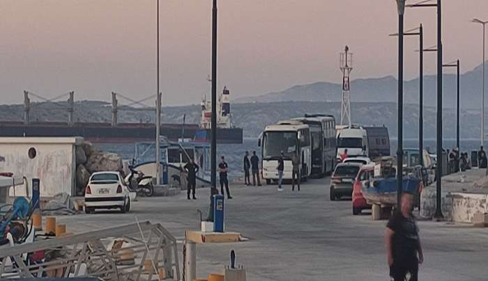 Στο λιμάνι της Κεφάλου μεταφέρθηκαν οι 220 μετανάστες που βρέθηκαν ανοιχτά της Κρήτης