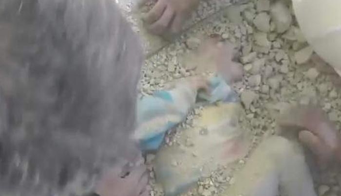 Συγκλονιστικό video: Έβγαλαν ζωντανό κοριτσάκι που είχε θαφτεί στα ερείπια στο Χαλέπι