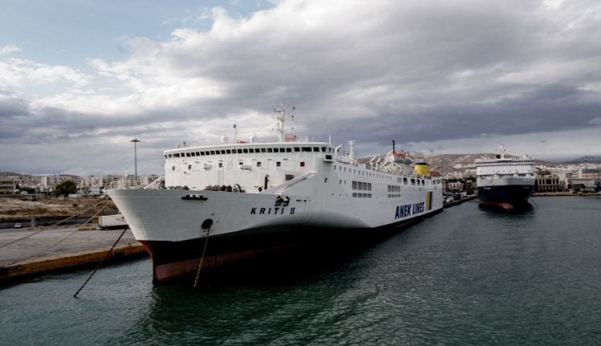 Δεμένα τα πλοία στα λιμάνια: Απαγορευτικό απόπλου για Κυκλάδες από Πειραιά και Ραφήνα