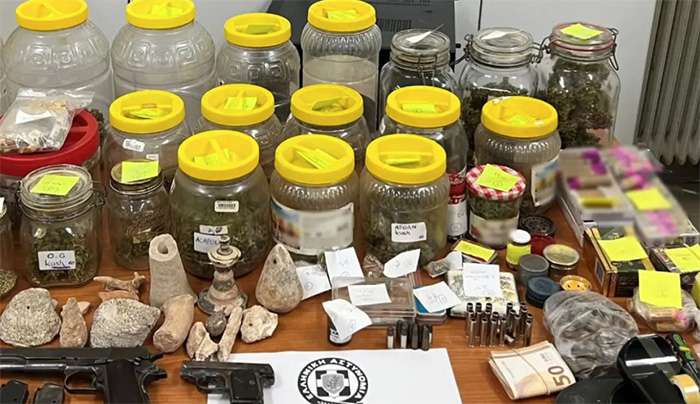 Λουτράκι: 25χρονος και 33χρονος διακινούσαν για 9 μήνες ναρκωτικά - Βρήκαν μισό κιλό κάνναβης, δύο πιστόλια και 256 κροτίδες στο σπίτι τους