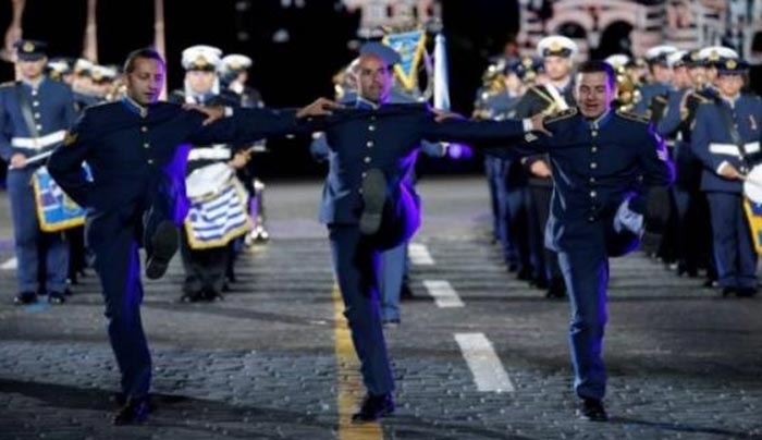 Το συρτάκι της Πολεμικής Αεροπορίας στην Κόκκινη Πλατεία - ΒΙΝΤΕΟ