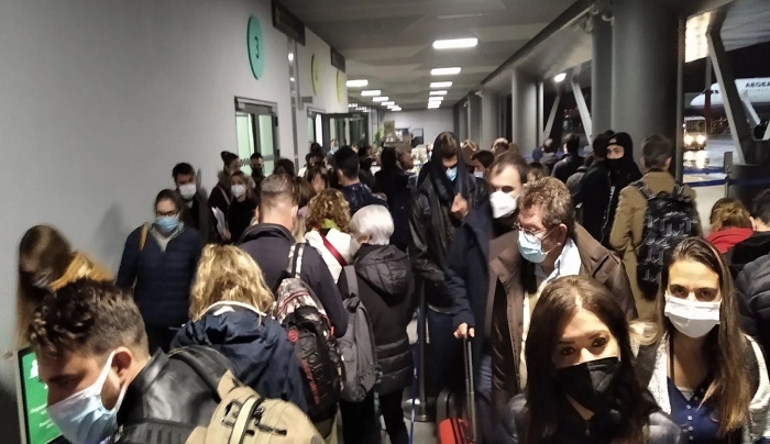 Θεσσαλονίκη-αεροδρόμιο «Μακεδονία»: Πήγαν περίπατο τα... μέτρα κατά κορονοϊού- Συνωστισμός στον… έλεγχο pcr test