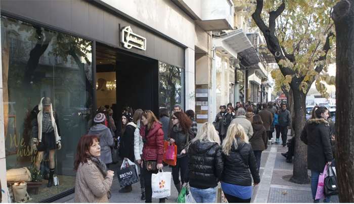 Εορταστικό ωράριο Χριστουγέννων: Οι ώρες που θα είναι τα εμπορικά καταστήματα