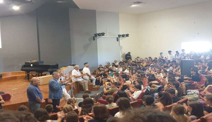 Ο Βασ. Υψηλάντης στο Μουσικό Σχολείο Ρόδου για την παράδοση μουσικών οργάνων  – Συνάντηση με το προεδρείο του ΕΕΣ Ρόδου