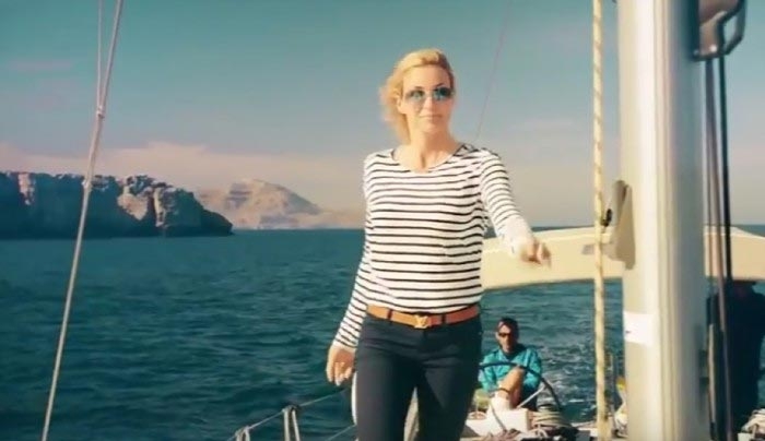 Γιάννα Νταρίλη: Με ένα ιστιοπλοϊκό &quot;διαφημίζει&quot; τα ελληνικά νησιά