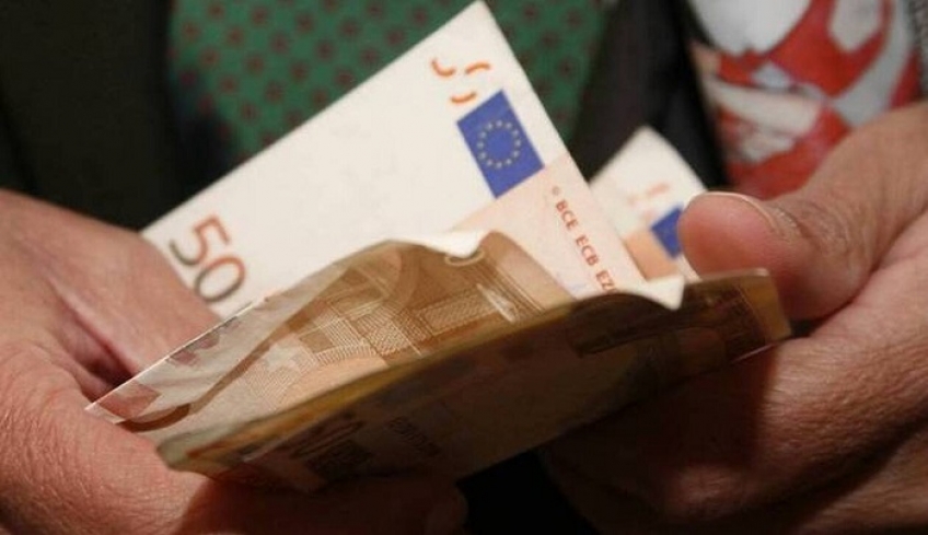 Έκτακτο βοήθημα 720 ευρώ: Ποιοι και πότε θα το πάρουν - Τα κριτήρια και τα δικαιολογητικά