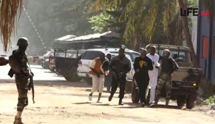 Σοκαριστικές φωτογραφίες μετά την φονική επίθεση σε ξενοδοχείο στο Μάλι - Τουλάχιστον 19 νεκροί