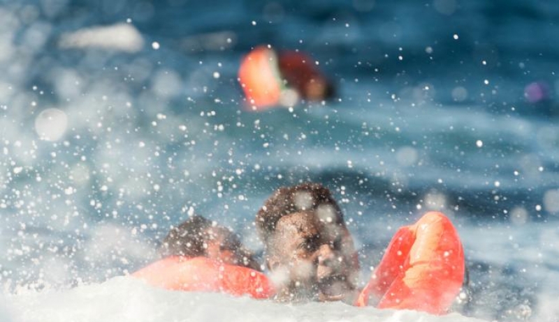 Νέο ναυάγιο στη Μεσόγειο: 21 συγκλονιστικές φωτογραφίες από την επιχείρηση διάσωσης