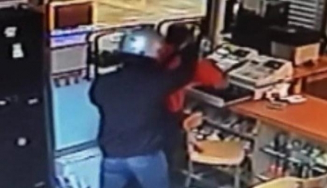 Βίντεο ντοκουμέντο: Άγρια ληστεία βενζινάδικου στην Παλλήνη - Έβγαλαν όπλο και χτύπησαν τον υπάλληλο!