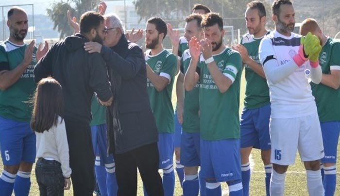 Το “σήκωσαν” για τον αρχηγό τους εκεί ψηλά…