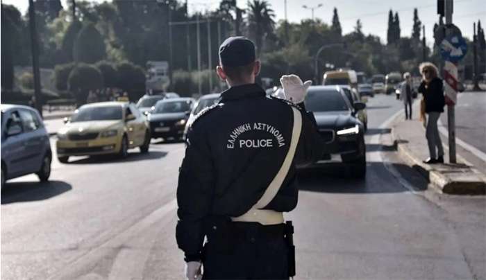 Τροχονόμος ρυθμίζει την κυκλοφορία  ΖΑΧΟΣ ΓΙΩΡΓΟΣ/ΙΝΤΙΜΕ 