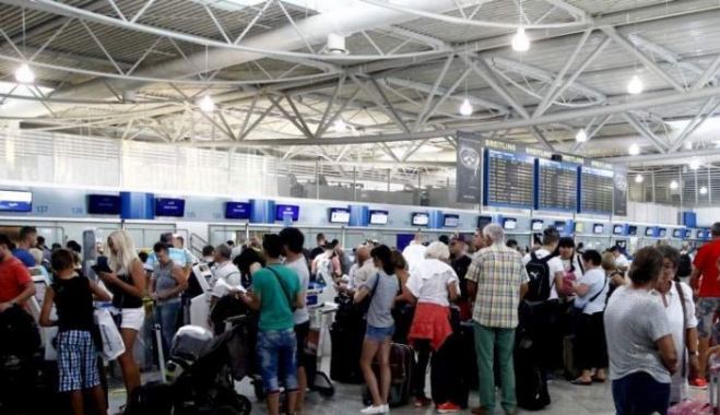 «Αναταράξεις» στις αεροπορικές εν μέσω ρεκόρ επιβατικής κίνησης