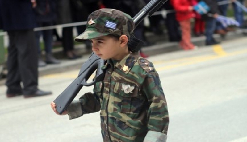 Σάλος με τον 5χρονο ντυμένο στρατιωτικά και με όπλο, που άνοιξε την παρέλαση στην Αλεξανδρούπολη [εικόνα &amp; βίντεο]