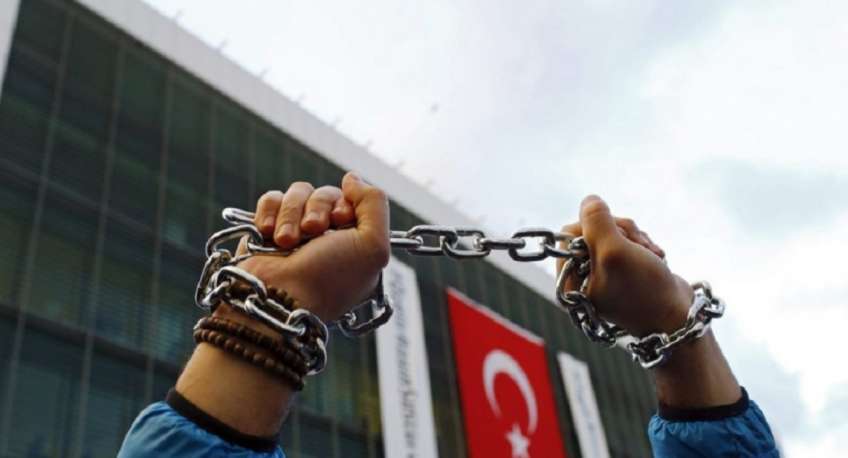 Τουρκία: Πρώτη σύλληψη δημοσιογράφου με τον νέο νόμο περί «παραπληροφόρησης»