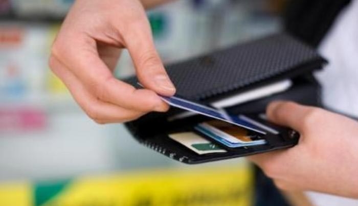 Μειώσεις έως και 50% στις «κόκκινες» πιστωτικές κάρτες