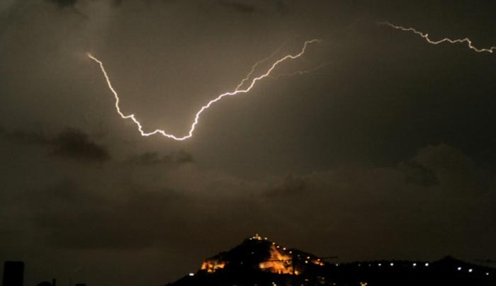 Νεκρός στην Αμφιλοχία από πτώση κεραυνού - Η &#039;&#039;Μέδουσα&#039;&#039; σαρώνει ολόκληρη τη χώρα [βίντεο]