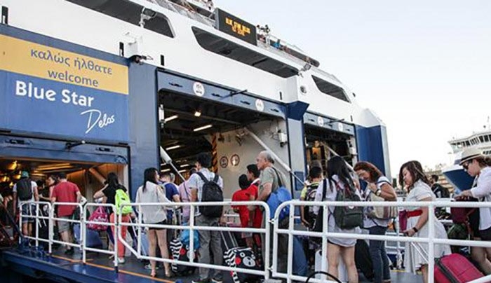 Γεμάτα τα πλοία για τα νησιά- Τροπολογία Σαντορινιού για διεύρυνση δικαιωμάτων των επιβατών