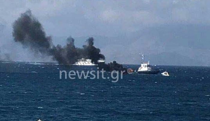 Μύκονος: Στις φλόγες τουριστικό σκάφος – Κάποιοι από τους επιβαίνοντες έπεσαν στην θάλασσα [βίντεο]