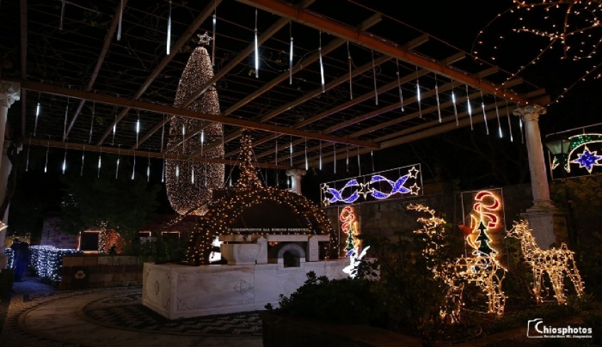 Χίος: Παραμυθένιος στολισμός με 177.000 λαμπάκια – Το έργο τέχνης των φετινών Χριστουγέννων