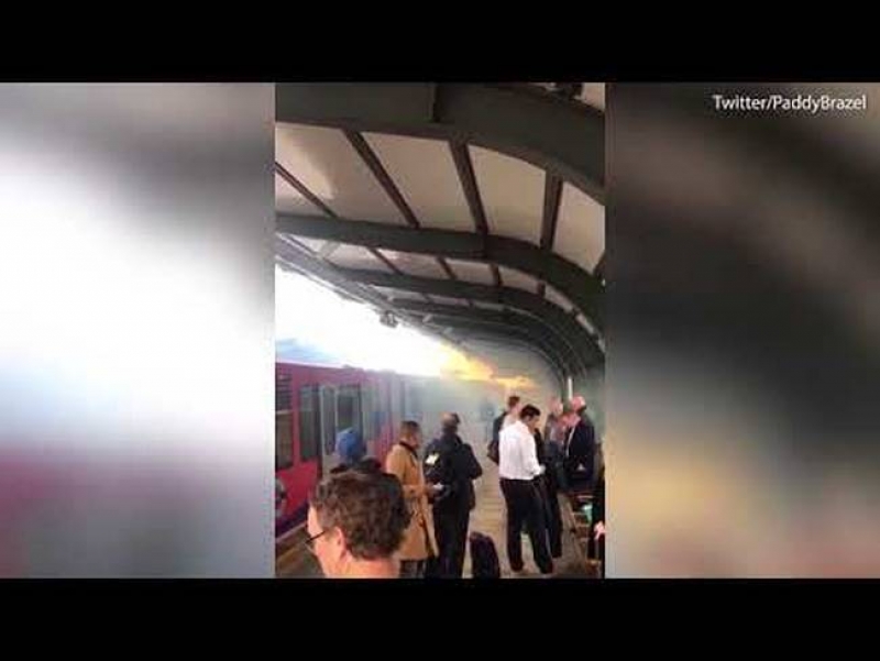 Πανικός σε σταθμό τρένου στο Λονδίνο μετά από εκρήξεις (vid)
