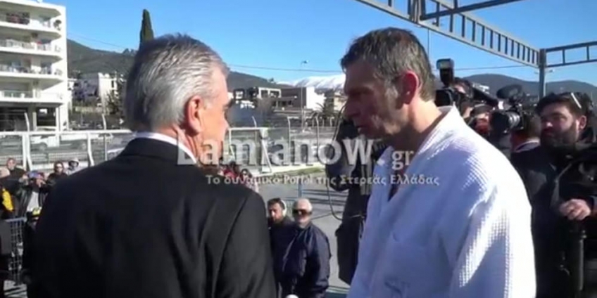 Απίστευτο: Έξω φρενών ο Γκλέτσος κατέβασε από εξέδρα πρώην υποψήφιο της ΝΔ [βίντεο]