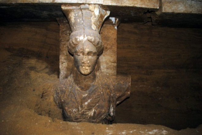 Το κύκλωμα αρχαιοκάπηλων της Αμφίπολης Οι παράνομες ανασκαφές στον τάφο του λόφου Καστά