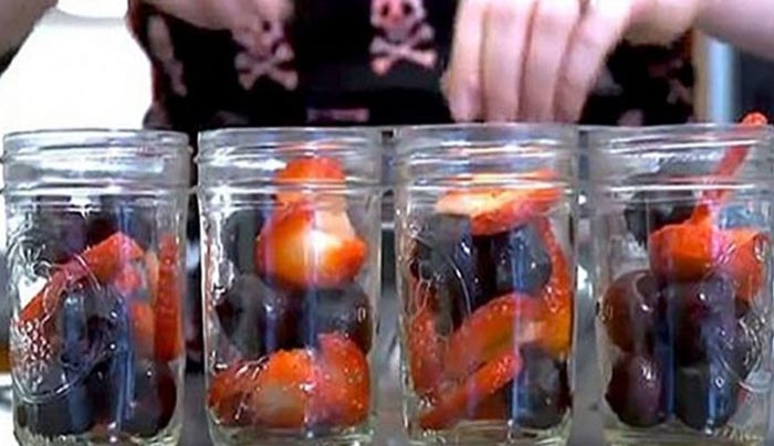 Απίστευτο βίντεο: Γεμίζει βαζάκια με φρούτα και στη συνέχεια τα βάζει στον φούρνο!