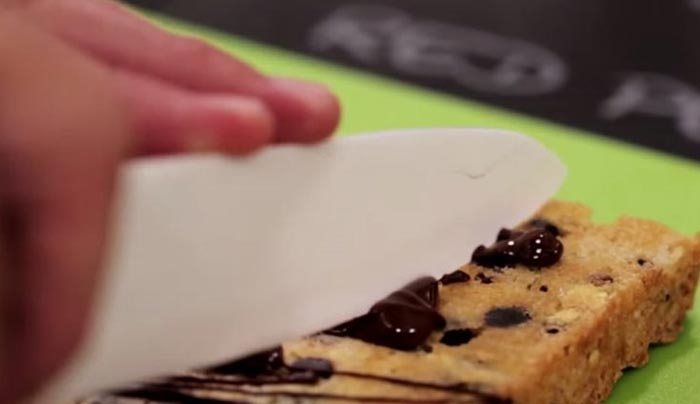 Φτιάξε σε 40′ υγιεινές μπάρες δημητριακών με μαύρη σοκολάτα