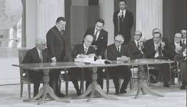 Σαν σήμερα 45 χρόνια πριν, στις 28 Μαΐου 1979, ο Εθνάρχης, Κωνσταντίνος Καραμανλής υπέγραψε στο Ζάππειο Μέγαρο την Συνθήκη Ένταξης της Ελλάδος στην ΕΟΚ