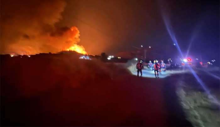 Καλά Τα Νέα Από Καρδάμαινα. Υπό Ελέγχο Η Φωτιά Που Έκαιγε Ανεξέλεγκτα. Επιστρέφουν Τουρίστες Και Κάτοικοι. Μάχη Να Μην Υπάρξουν Αναζωπυρώσεις. Πετούν Εναέρια Μέσα Από Τα Ξημερώματα