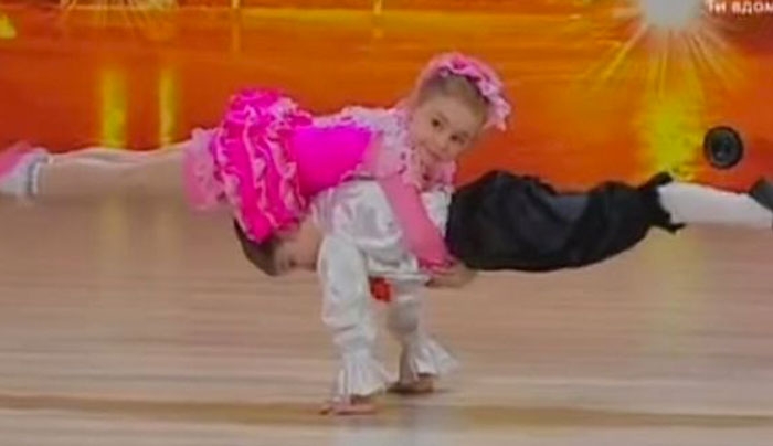 Αυτά τα δύο 6χρονα ξεκίνησαν να χορεύουν, όμως στο δεύτερο λεπτό του χορευτικού, οι κριτές πάγωσαν (Video)