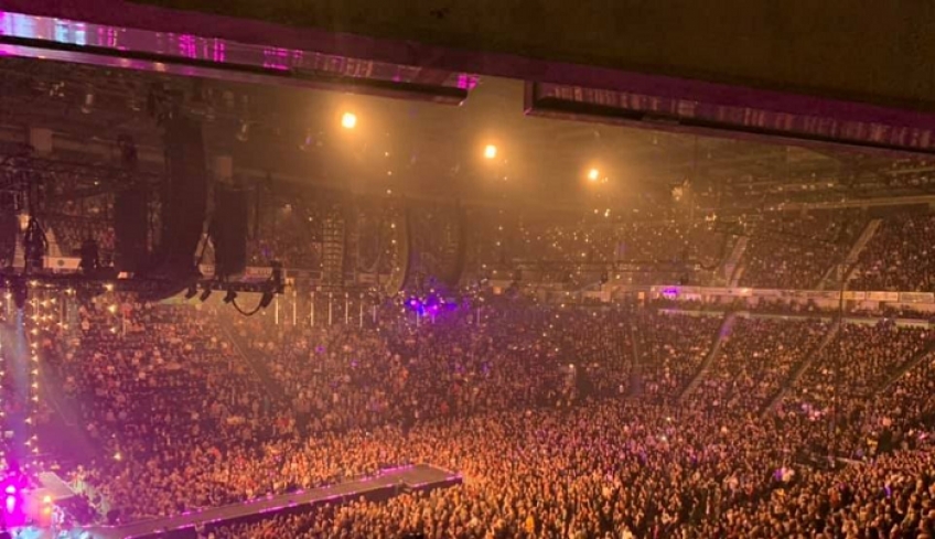 Εικόνα σοκ από Βρετανία - Χιλιάδες άτομα στις συναυλίες των Stereophonics