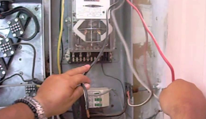 ΥΠΕΝ: Επανασύνδεση με το δίκτυο ηλεκτρικού ρεύματος για καταναλωτές με χαμηλά εισοδήματα