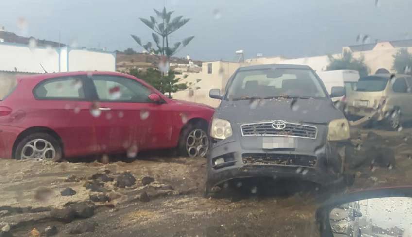 Καταστροφές από την κακοκαιρία στη Σαντορίνη: Το νερό παρέσυρε αυτοκίνητα, δείτε φωτό