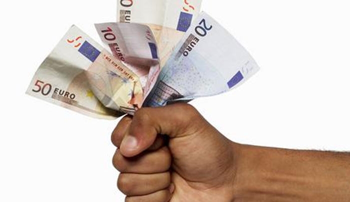 Ερχονται έξτρα φόροι για όλους με εισόδημα πάνω από 9.100 ευρώ