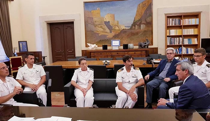 Στον Περιφερειάρχη ο κυβερνήτης και μέλη του πληρώματος, του ιστιοφόρου του Ιταλικού Πολεμικού Ναυτικού «Palinuro»