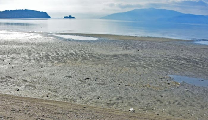 Εντυπωσιακή άμπωτη στο Ναύπλιο αποκάλυψε μια νέα παραλία – ΦΩΤΟ – ΒΙΝΤΕΟ