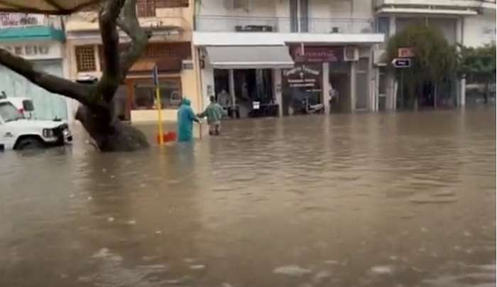 Πέλλα: Σφοδρή κακοκαιρία έπληξε την Αριδαία - Πλημμύρισαν δρόμοι, κλειστά τα σχολεία την Τρίτη [Εικόνες - Βίντεο]