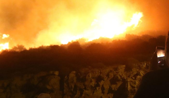 Μάχη για την κατάσβεση της πυρκαγιάς στα Καλύβια – Στο λόφο Σκόρδι το κύριο μέτωπο