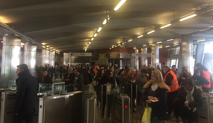 Το χάος με το ηλεκτρονικό εισιτήριο συνεχίζεται: Ατέλειωτες ουρές στο μετρό