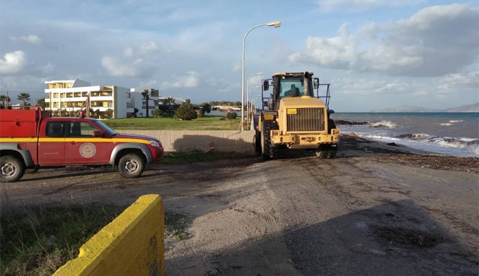 Άμεση παρέμβαση της Πολιτικής Προστασίας του Δήμου Κω, με μηχανήματα έργου των Τεχνικών Υπηρεσιών για καθαρισμό στον παραλιακό δρόμο Τιγκακίου