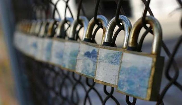 Μπαράζ λουκέτων πλήττει την ελληνική οικονομία